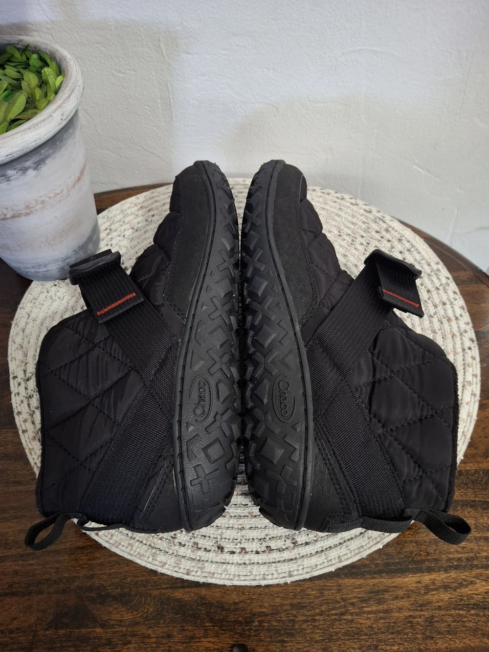 Men's Chaco Ramble Puff Quilted Ankle Shoes in Black with Red Accent Size 10.